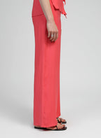 An'ge – Pantalon Phoebila Corail, pantalon large corail porté par un mannequin, vue de profil
