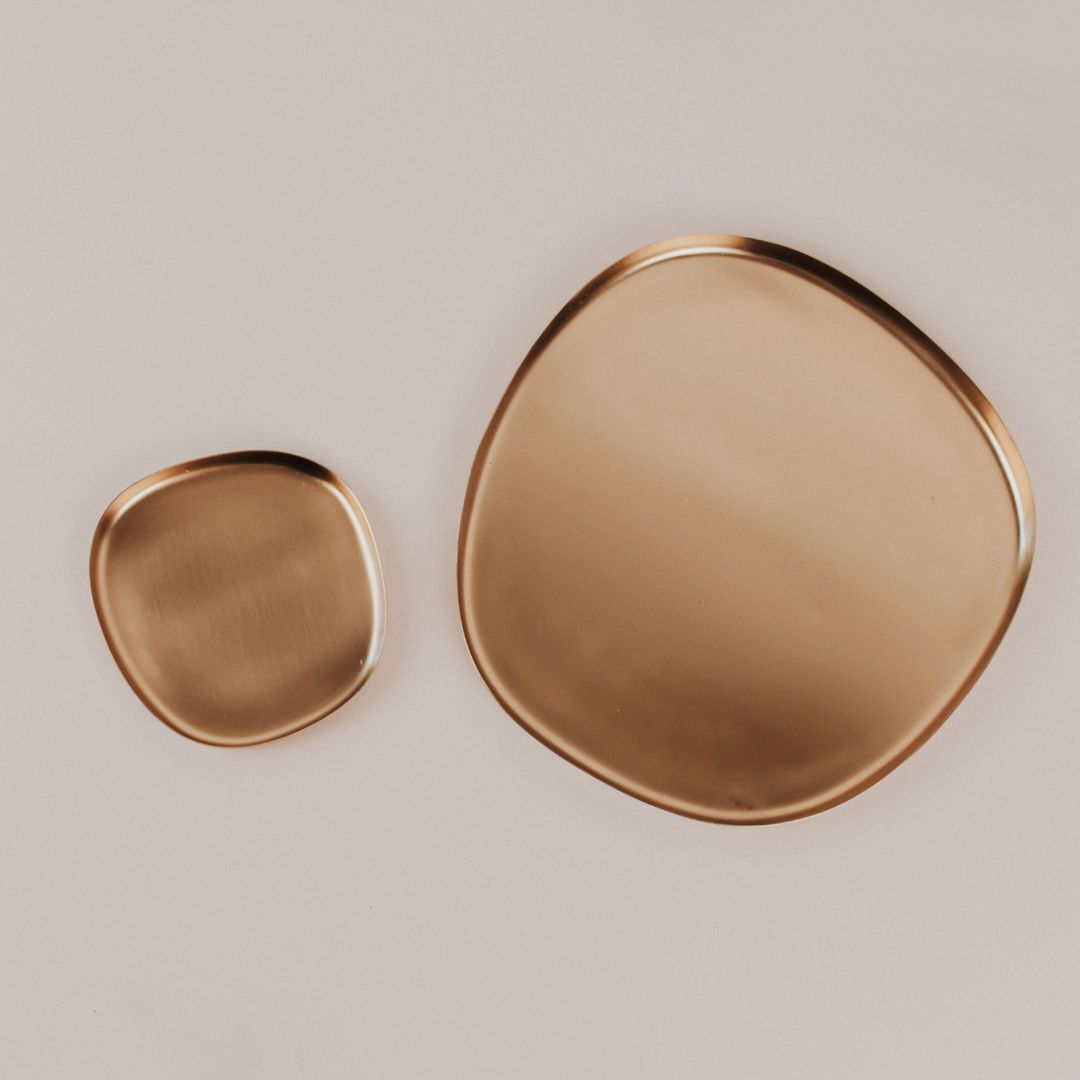 Bandeja decorativa de metal dorado - Organic Shape