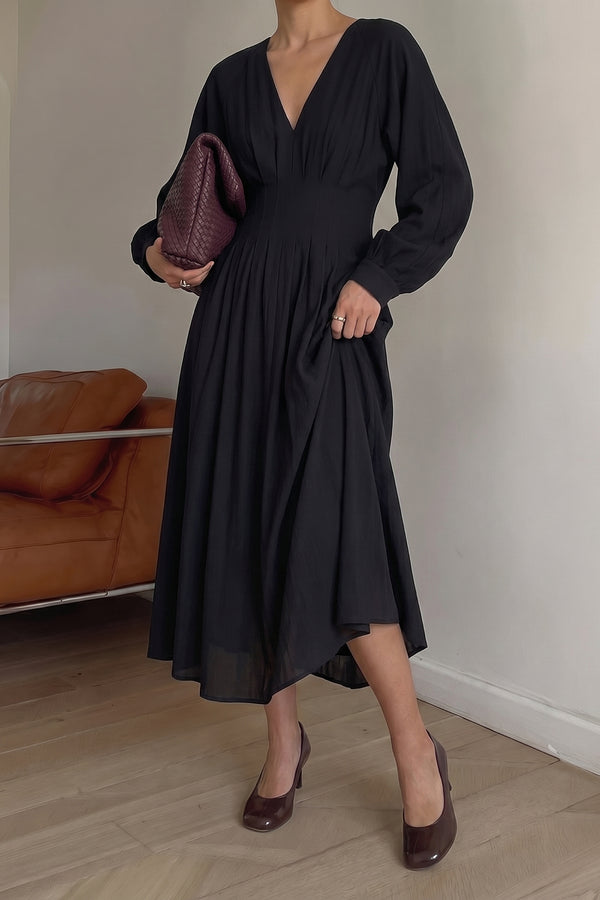 Vestido midi con cuello en V y cintura plisada-Negro