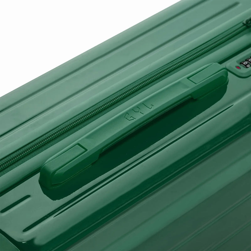 Asa superior rígida de la maleta de abeto GYL Intemporelle con logo grabado en la parte superior. #color_abeto