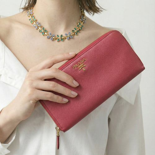Cartera con cremallera Prada en piel Saffiano
