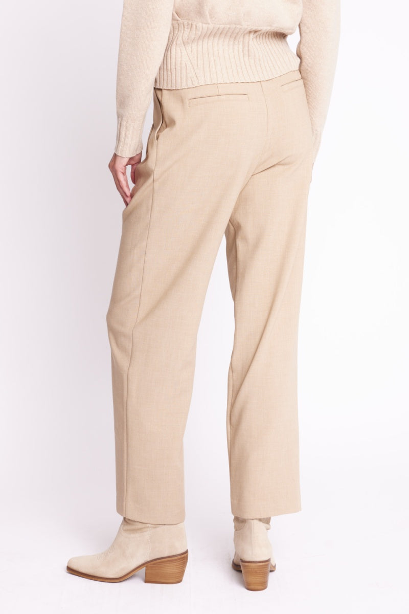 Pantalón Con Pliegues Y Cinturón - Beige