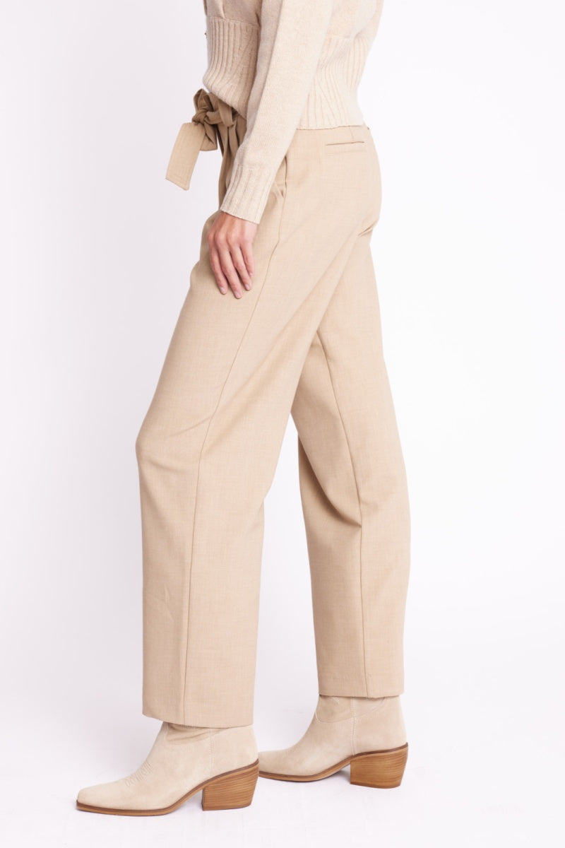 Pantalón Con Pliegues Y Cinturón - Beige