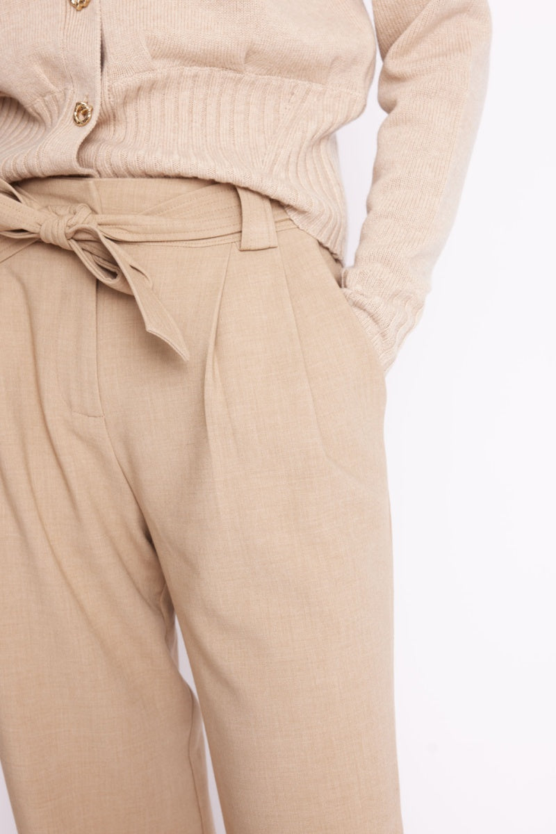 Pantalón Con Pliegues Y Cinturón - Beige
