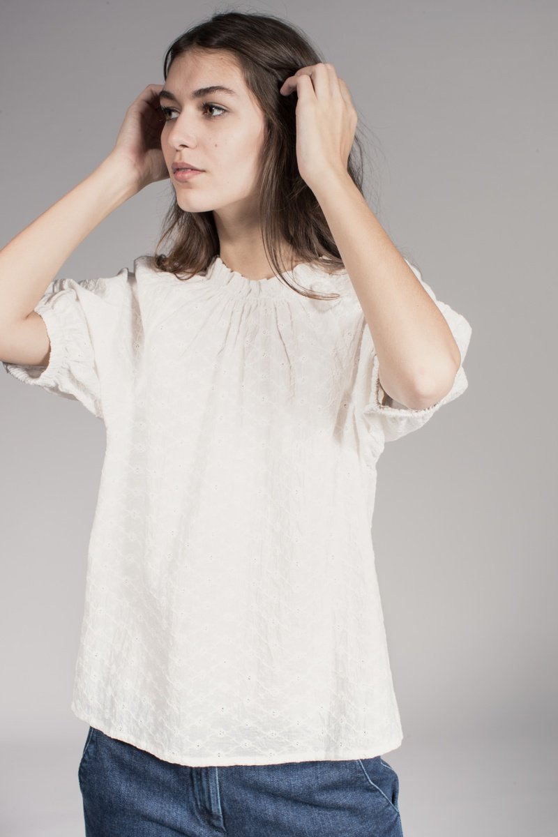 Blusa Trada Con Bordado Inglés - Beige