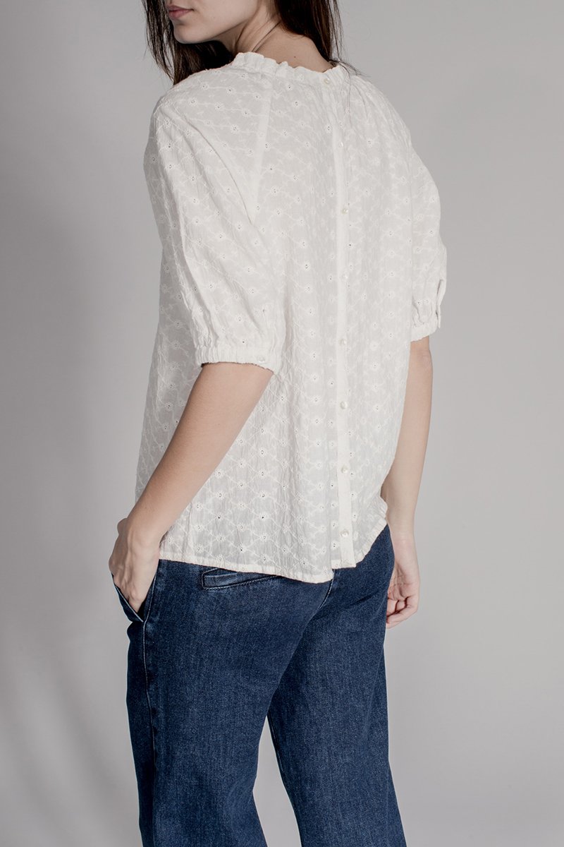 Blusa Trada Con Bordado Inglés - Beige