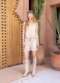 An'ge – Short Ramalo Lin, mannequin blonde en tenue beige brodée, bottes et foulard imprimé léopard