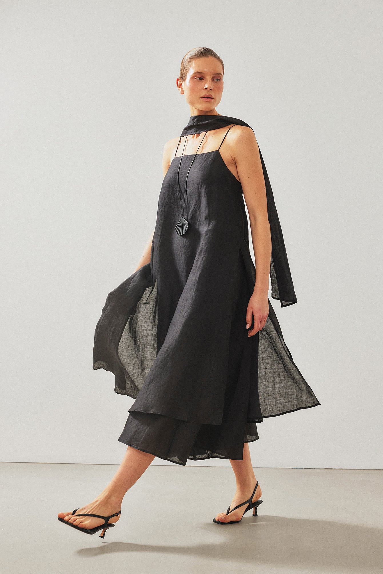 Robe Mi-Longue En Ramie Avec Écharpe Noir