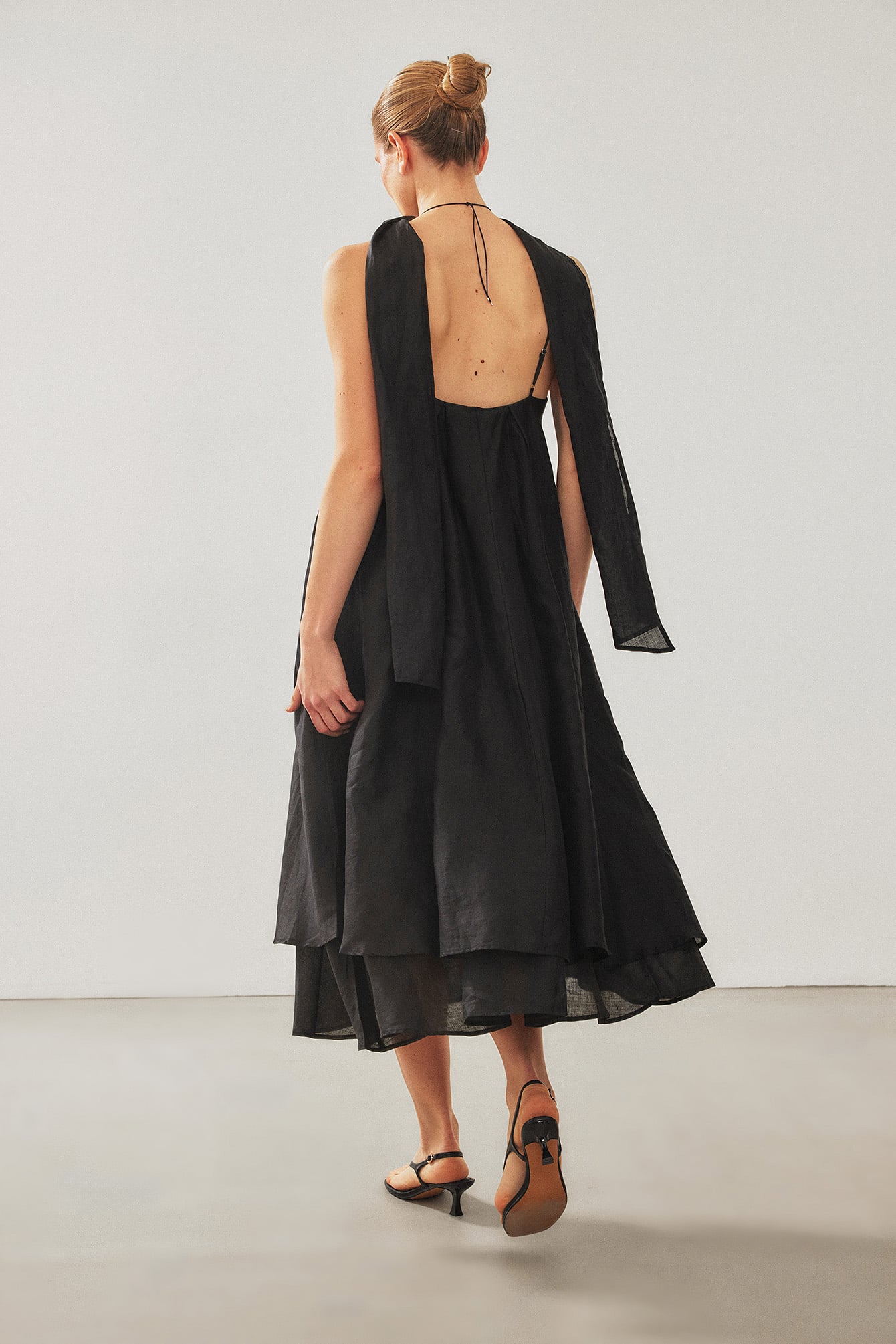 Robe Mi-Longue En Ramie Avec Écharpe Noir