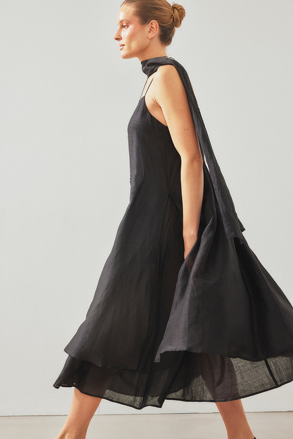 Robe Mi-Longue En Ramie Avec Écharpe Noir