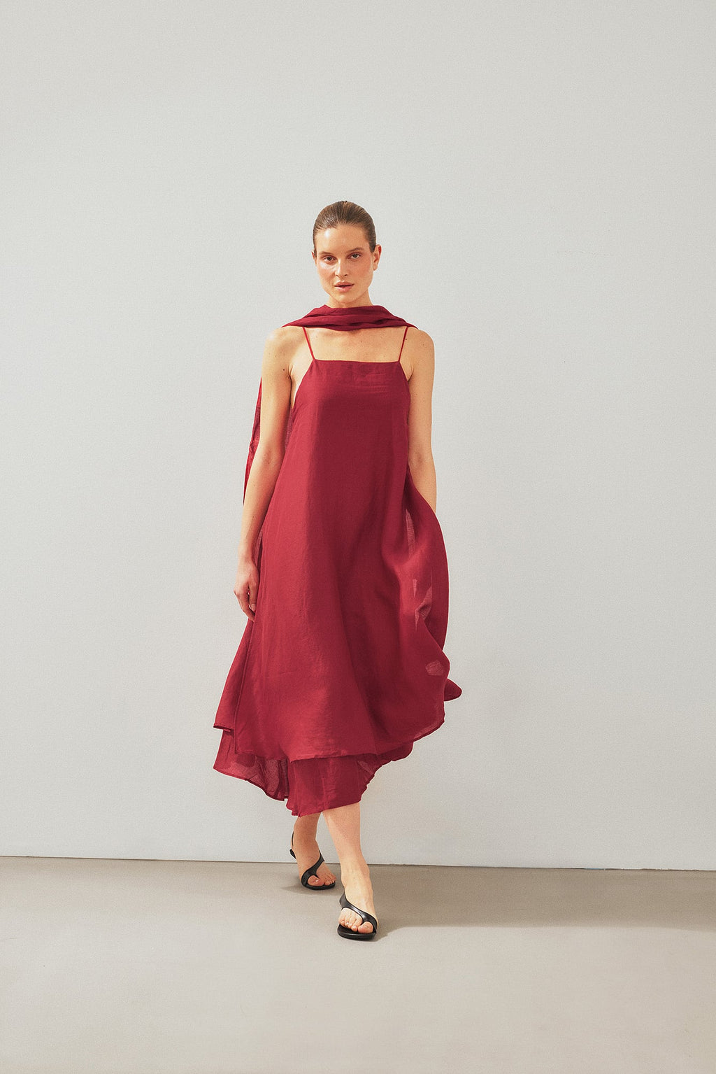Robe Mi-Longue En Ramie Avec Écharpe Rouge