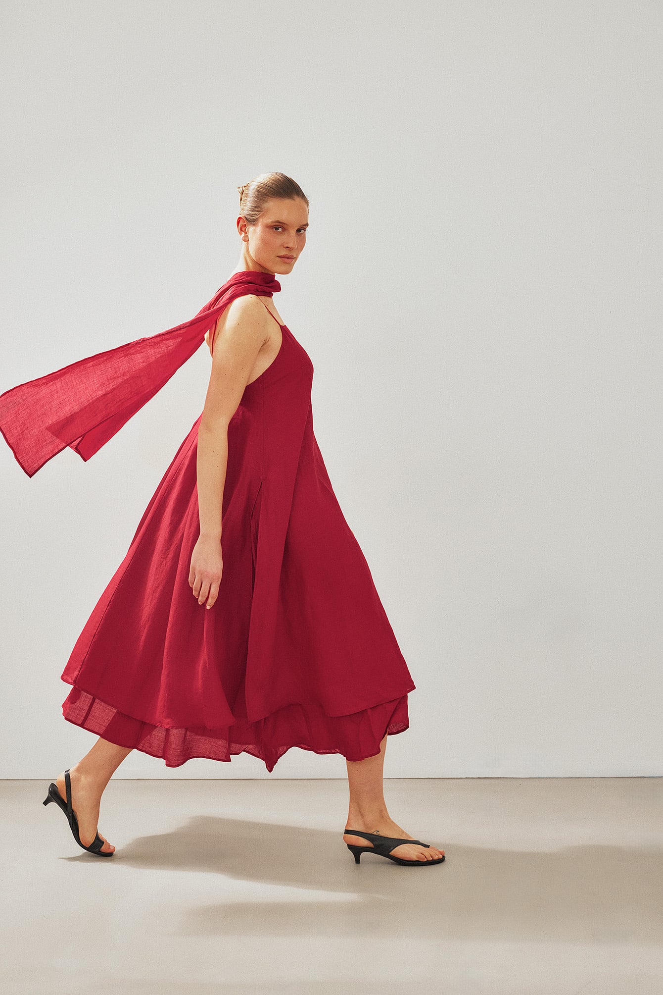 Robe Mi-Longue En Ramie Avec Écharpe Rouge