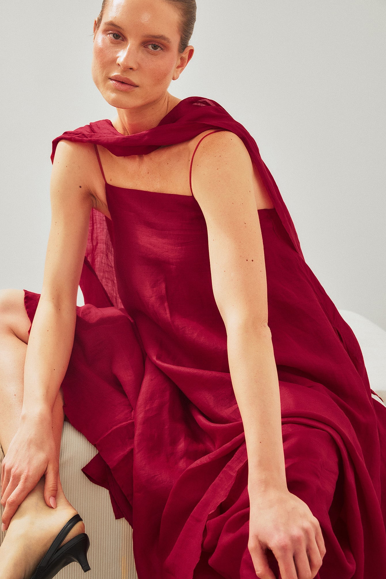 Robe Mi-Longue En Ramie Avec Écharpe Rouge
