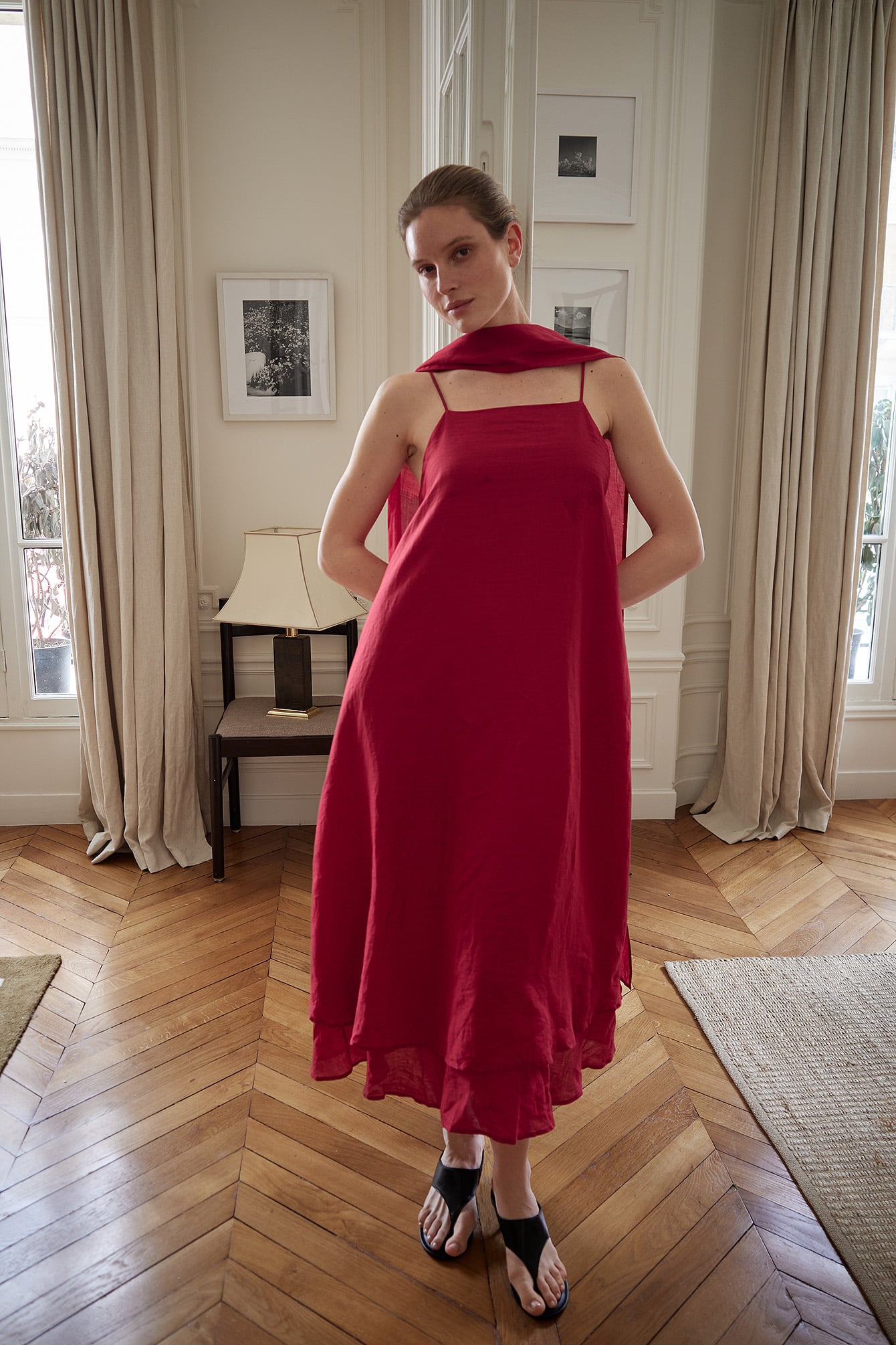 Robe Mi-Longue En Ramie Avec Écharpe Rouge