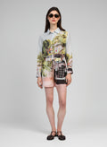 An'ge – Short Rinary Florida Anis, mannequin portant une chemise et un short imprimés, vue de face
