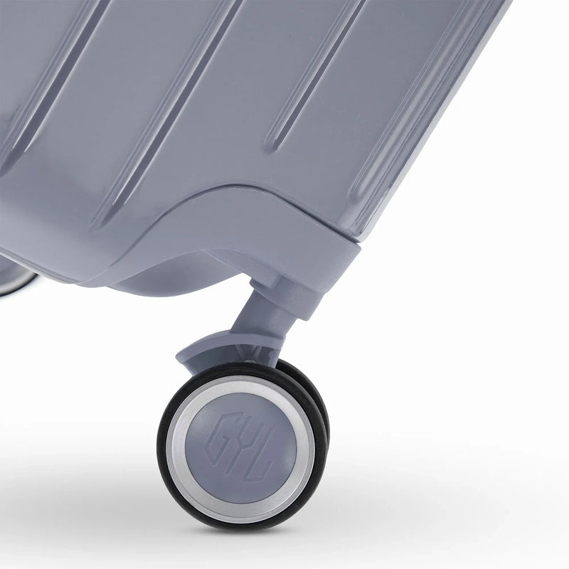 Roue double 360° de la valise GYL Intemporelle argent avec gravure du logo GYL sur le moyeu. #couleur_argent