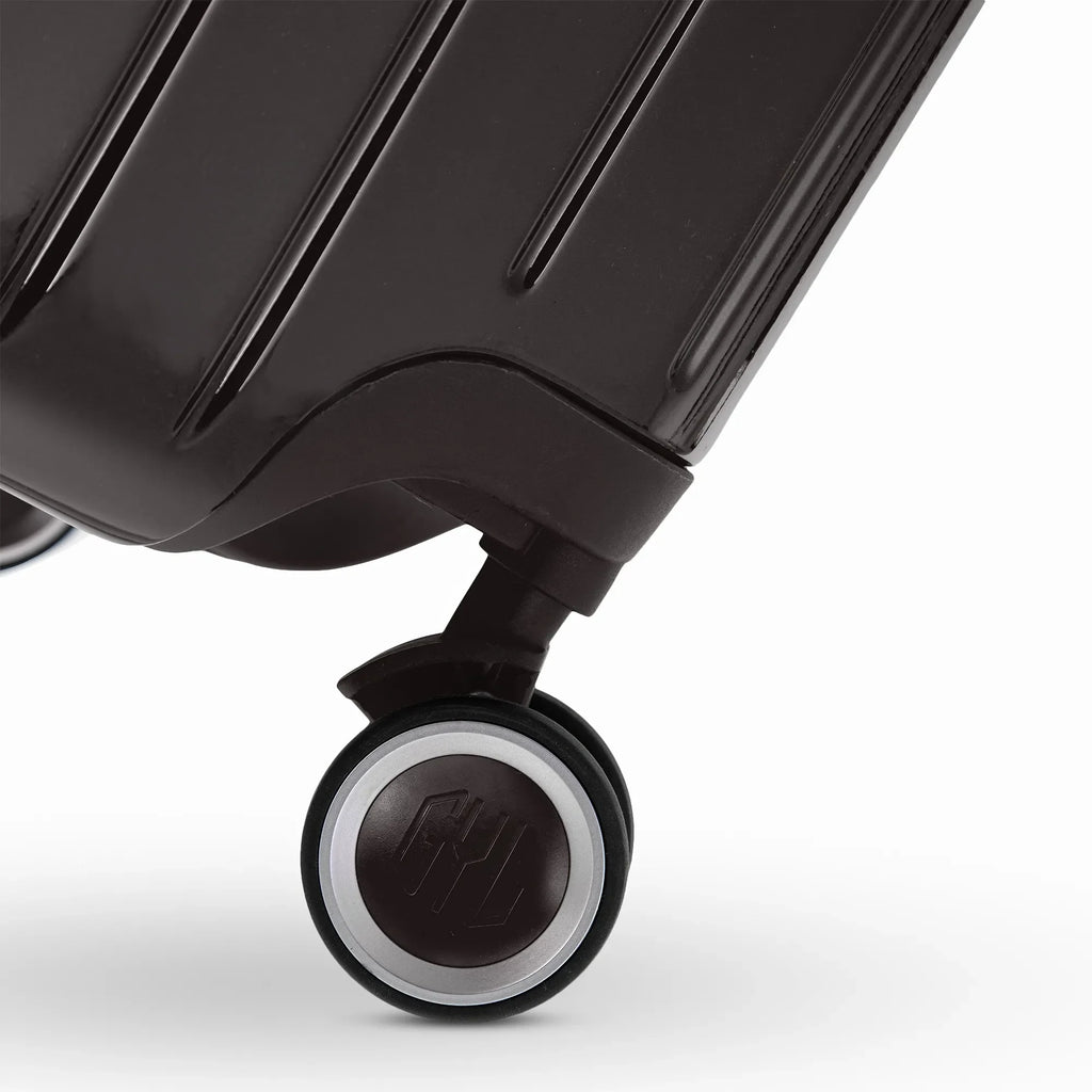 Roue double 360° de la valise GYL Intemporelle noir avec gravure du logo GYL sur le moyeu. #couleur_noir