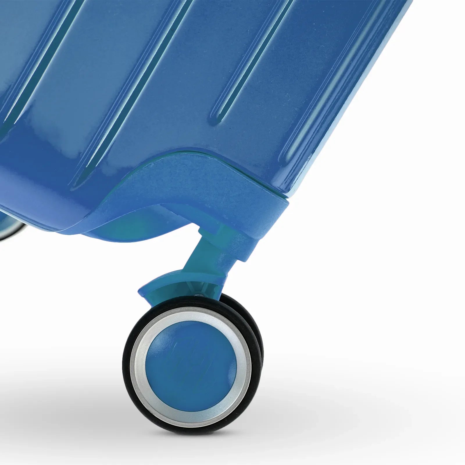 Roue double 360° de la valise GYL Intemporelle bleu grisé avec gravure du logo GYL sur le moyeu. #couleur_bleu grisé
