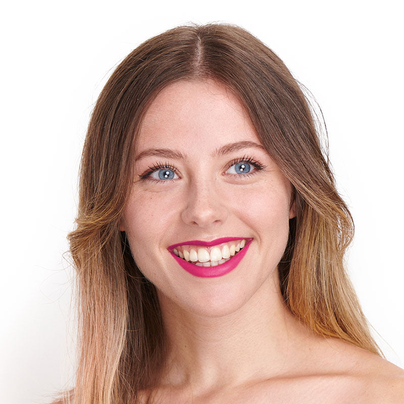 Tono fucsia del lápiz labial Pomponne natural y limpio para pieles claras.