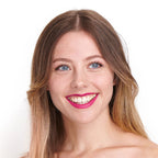 Tono fucsia del lápiz labial Pomponne natural y limpio para pieles claras.