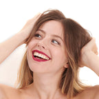 Tono granate de la barra de labios natural y limpia Pomponne para pieles claras.