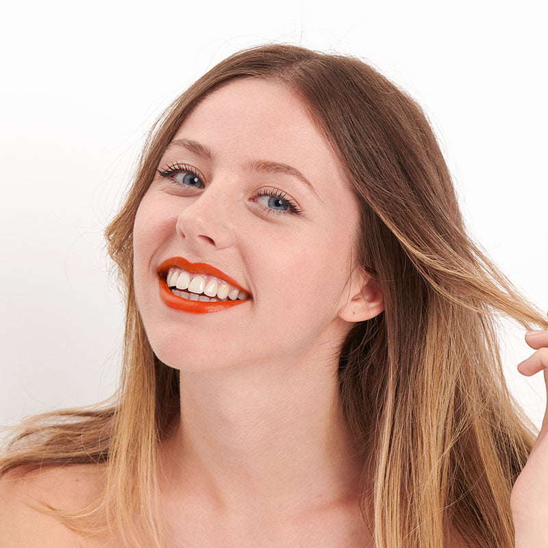 Tono naranja años sesenta del lápiz labial Pomponne, natural y limpio, para pieles claras.