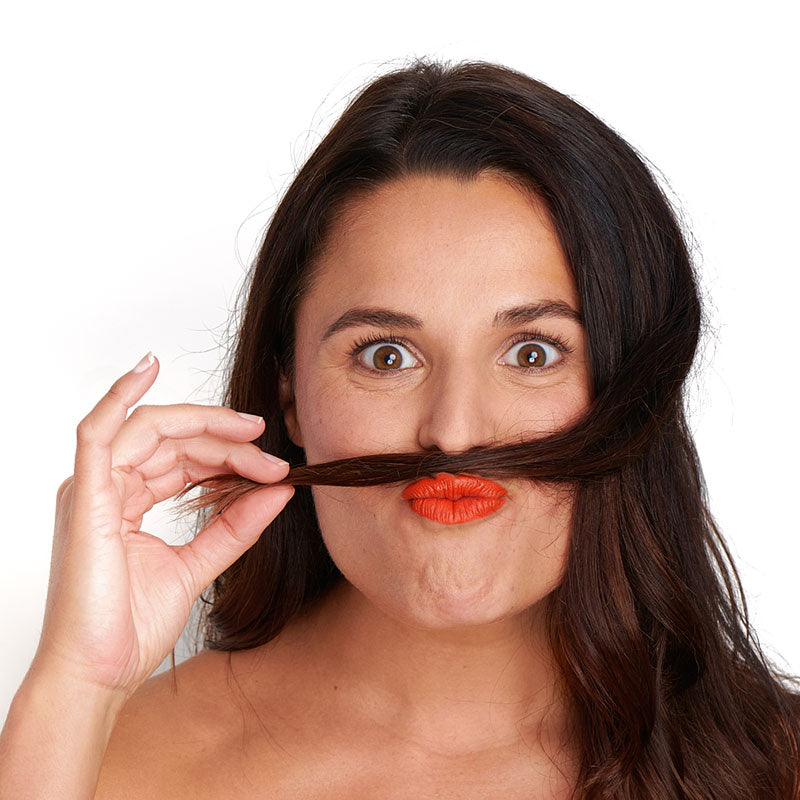 Tono naranja años sesenta del lápiz labial Pomponne natural y limpio en piel oscura