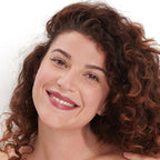 Tono rosa invernal de Pomponne, lápiz labial natural y limpio para pieles oscuras.