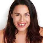 Tono rosa retro del lápiz labial Pomponne natural y limpio sobre piel oscura