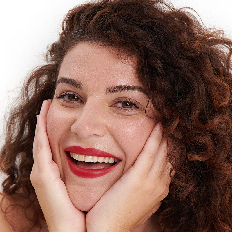 Teinte rouge cerise du rouge à lèvres naturel et clean Pomponne sur peau mate