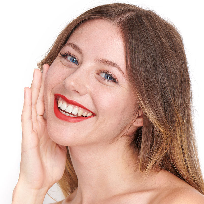 Tono rojo amapola del lápiz labial Pomponne, natural y limpio, para pieles claras.