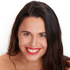 Tono rojo amapola del lápiz labial Pomponne natural y limpio en pieles oscuras