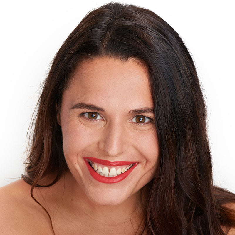 Tono rojo amapola del lápiz labial Pomponne natural y limpio en pieles oscuras
