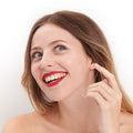 Tono rojo de alta costura del lápiz labial Pomponne, natural y limpio, para pieles claras.