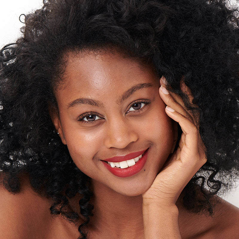 Tono rojo de alta costura de lápiz labial Pomponne natural y limpio en piel oscura