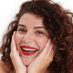 Tono rojo de alta costura de lápiz labial Pomponne natural y limpio en piel oscura