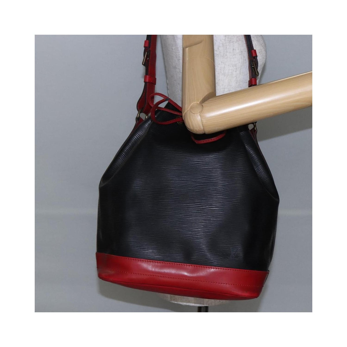 Louis Vuitton - Large Two-Tone Noé Leather Handbag - Black