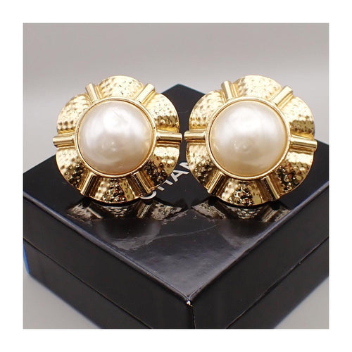 Pendientes de clip vintage Chanel Metal con perla artificial Imagen del producto