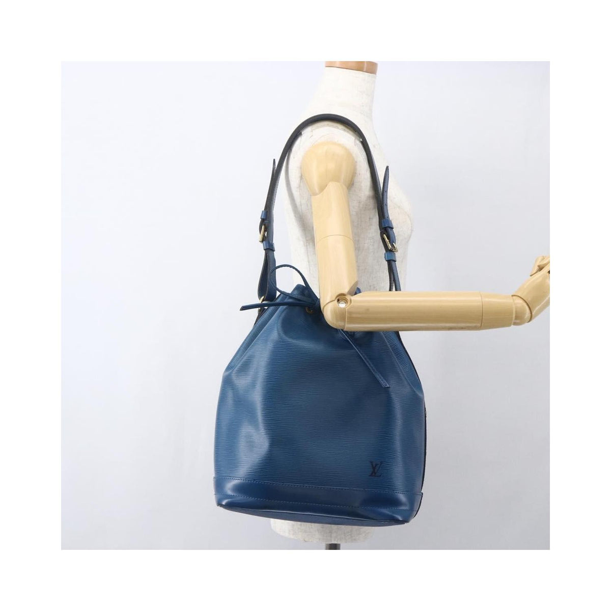 Sac Porté Épaule Louis Vuitton Noe Large Cuir - Bleu