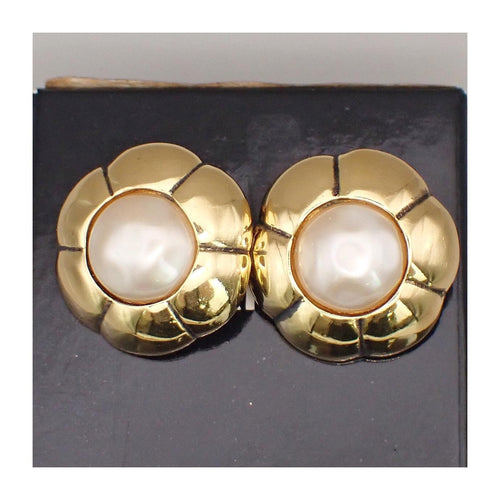 Pendientes de clip Chanel Vintage CC Flower perlas de imitación bañadas en oro Imagen del producto