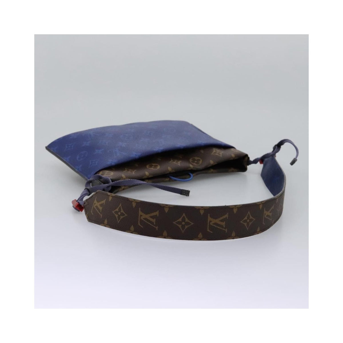 Sac Porté Épaule Louis Vuitton Outdoor Medium Toile - Bleu