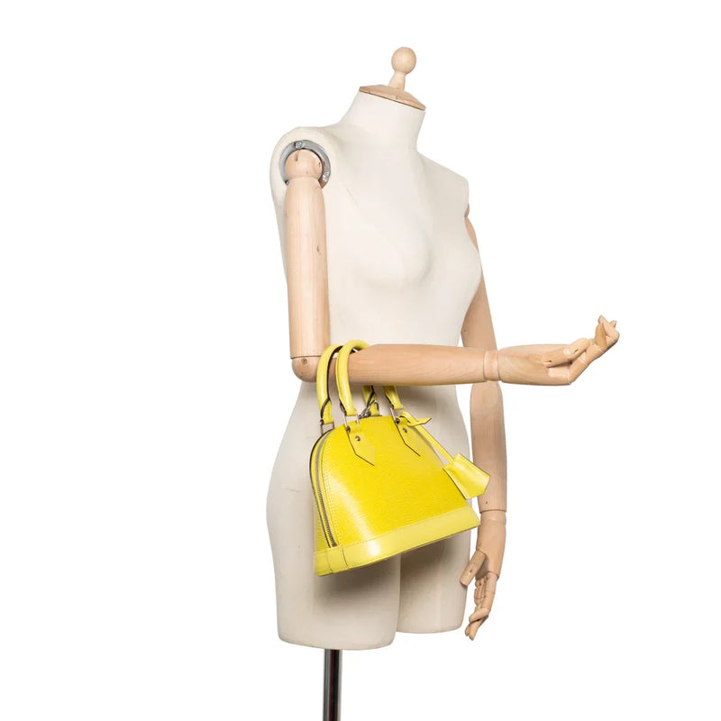 sac de seconde main alma louis vuitton  en cuir épi jaune porté 2