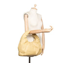 sac de seconde main shoulder pouch bottega veneta en cuir beige porté 2