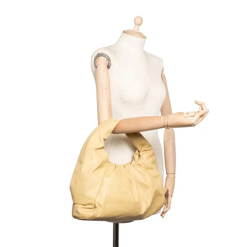 sac de seconde main shoulder pouch bottega veneta en cuir beige porté 2