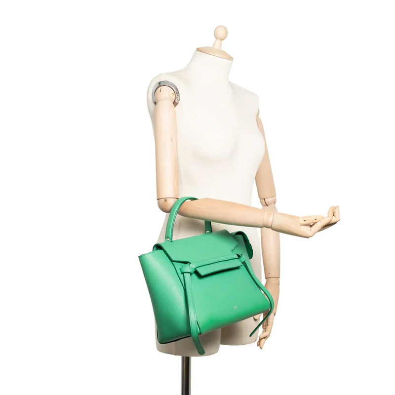 sac de seconde main belt celine en cuir vert porté 2