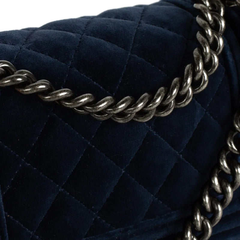 sac de seconde main boy chanel  en velours bleu défaut 2