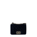 sac de seconde main boy chanel  en velours bleu face