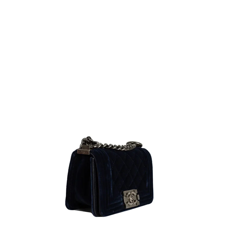 sac de seconde main boy chanel  en velours bleu côté