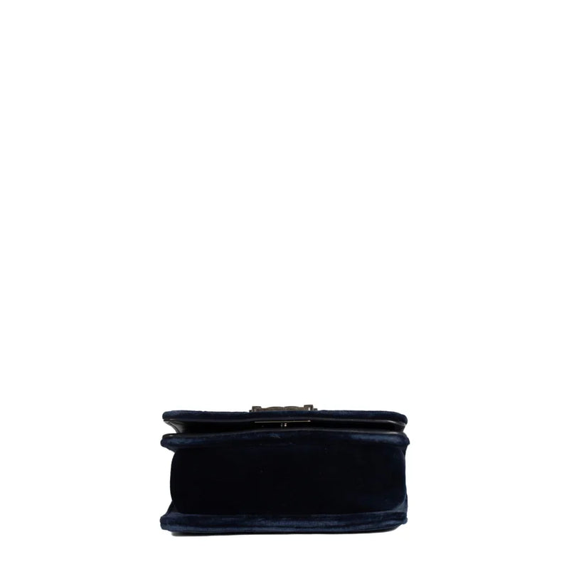 sac de seconde main boy chanel  en velours bleu dessous