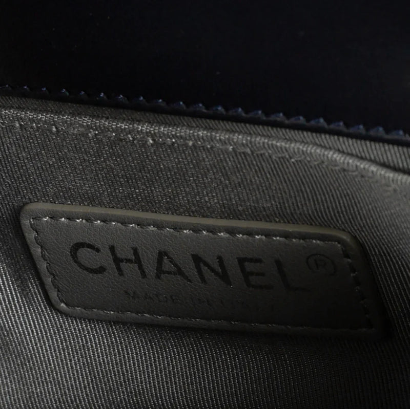 sac de seconde main boy chanel  en velours bleu label